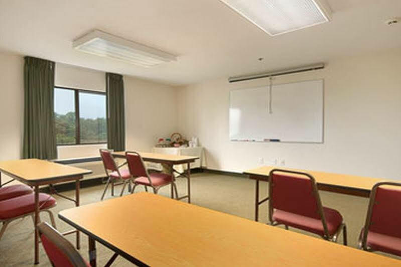 Super 8 By Wyndham Bedford Hotel Facilities photo